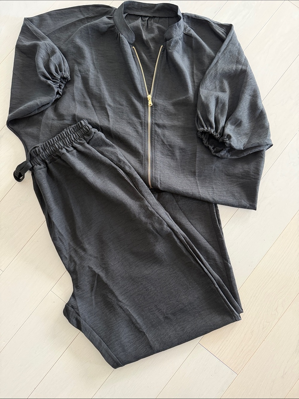 Women's Black Zip-Front Relaxed 2 piece set runs very large